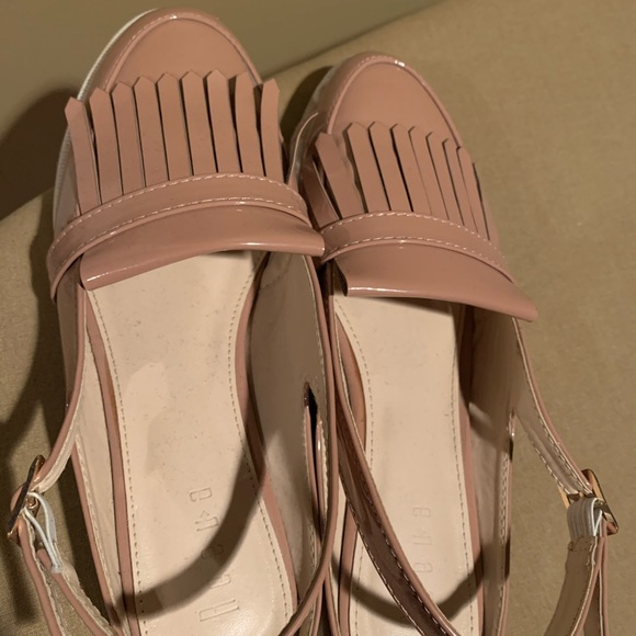 Size 8 strapped sandal - Picture 3 of 4